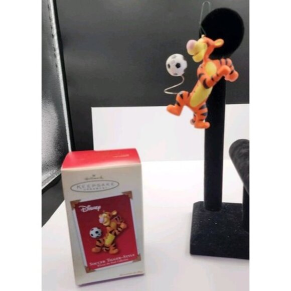 2003 Hallmark Keepsake Ornament Soccer Tigger-Style Winnie The Pooh With Box‎ - Picture 2 of 7